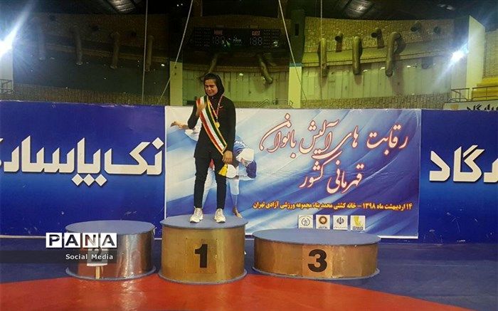 اهدای مدال طلای نمادین قهرمانی کشتی به دانش آموز سیل زده خوزستانی