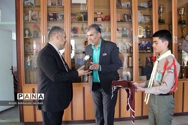 دیدار رئیس سازمان دانش‌آموزی استان خراسان جنوبی به همراه مربیان و پیشتازان سازمان دانش‌آموزی با مدیرکل آموزش و پرورش