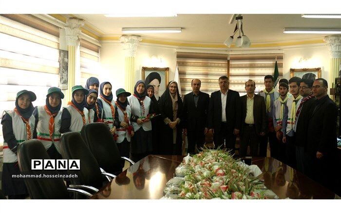 دیدار پیشتازان سازمان دانش آموزی با مدیر کل و معاونین اداره کل آموزش و پرورش  استان درهفته گرامیداشت مقام معلم(سپاس معلم)
