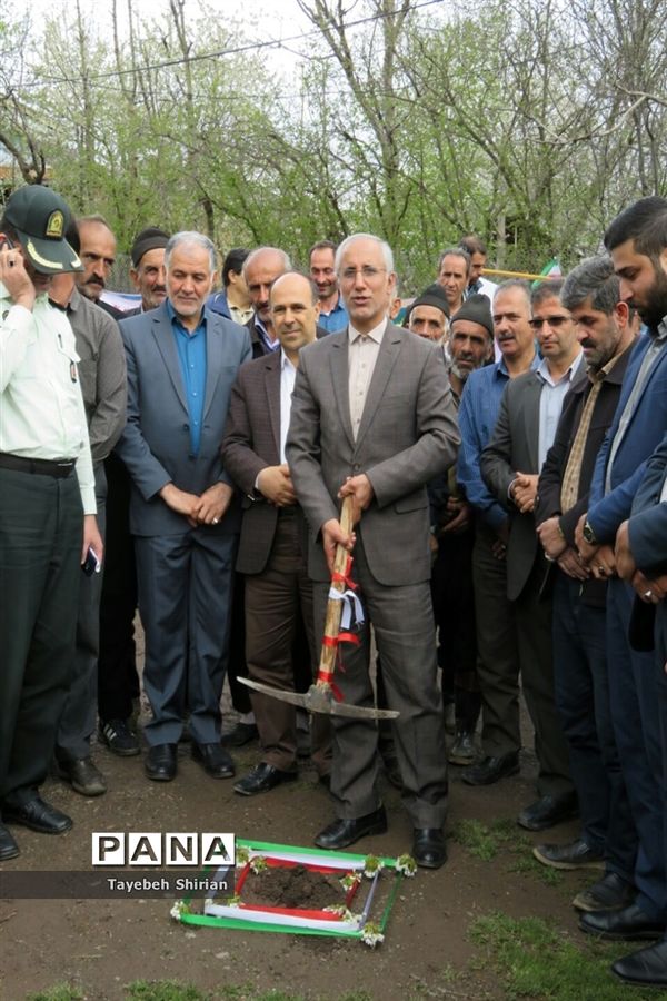 آیین کلنگ‌زنی دبستان مشارکتی داریوش کمالی در روستای یازن رامسر