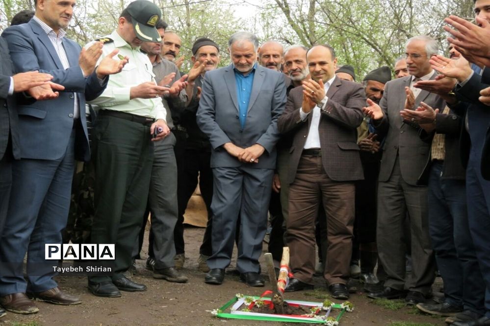 آیین کلنگ‌زنی دبستان مشارکتی داریوش کمالی در روستای یازن رامسر