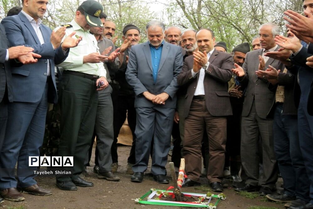آیین کلنگ‌زنی دبستان مشارکتی داریوش کمالی در روستای یازن رامسر
