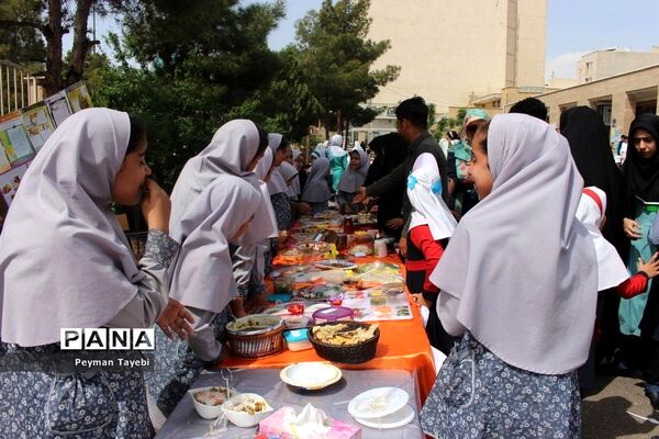 جشنواره سفیران سلامت در دبستان بعثت سمنان