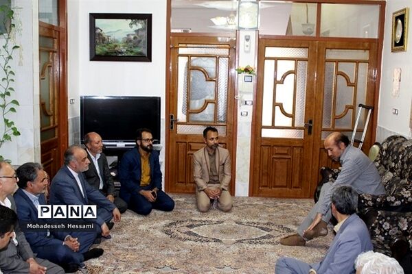دیدار مدیرکل آموزش و پرورش با خانواده شهدا، جانبازان و بیماران فرهنگی در هفته بزرگداشت مقام معلم