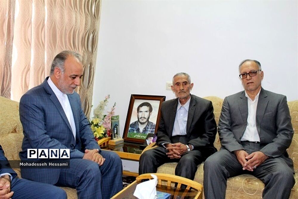 دیدار مدیرکل آموزش و پرورش با خانواده شهدا، جانبازان و بیماران فرهنگی در هفته بزرگداشت مقام معلم