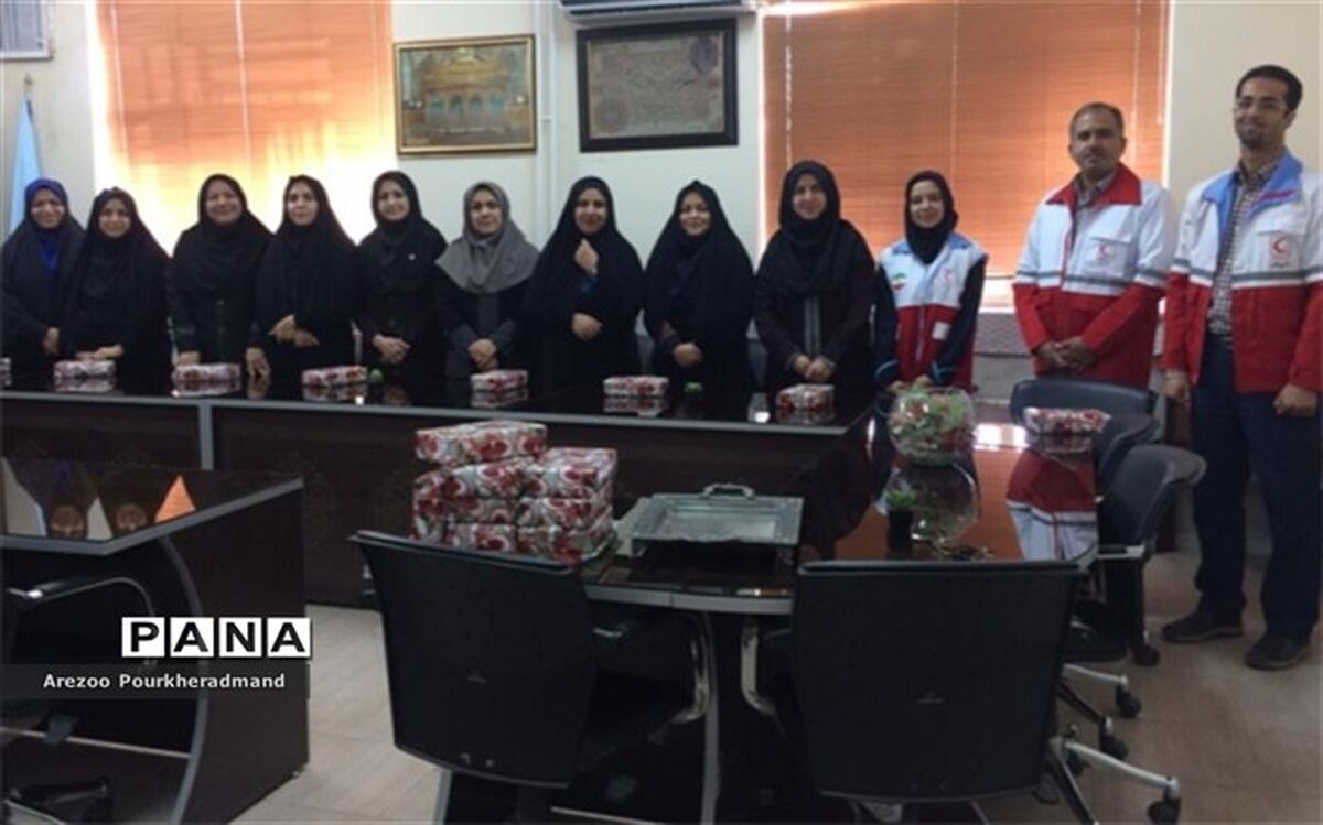 هلال احمر یزد از دبیرستان فرزانگان تجلیل بعمل آورد