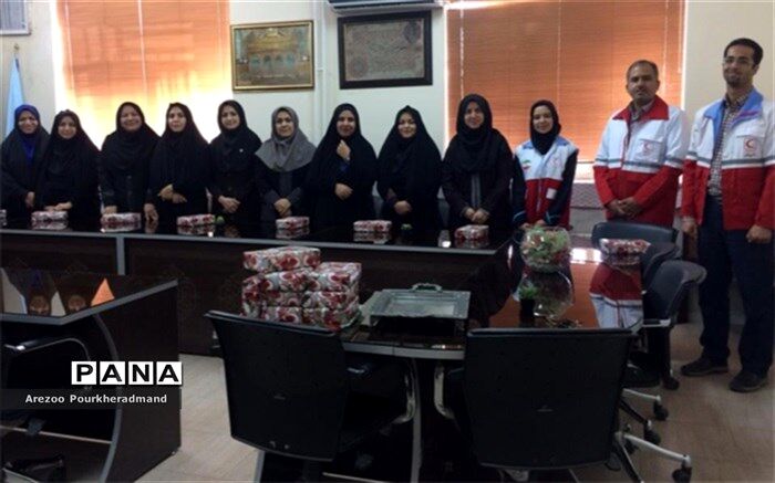 هلال احمر یزد از دبیرستان فرزانگان تجلیل بعمل آورد