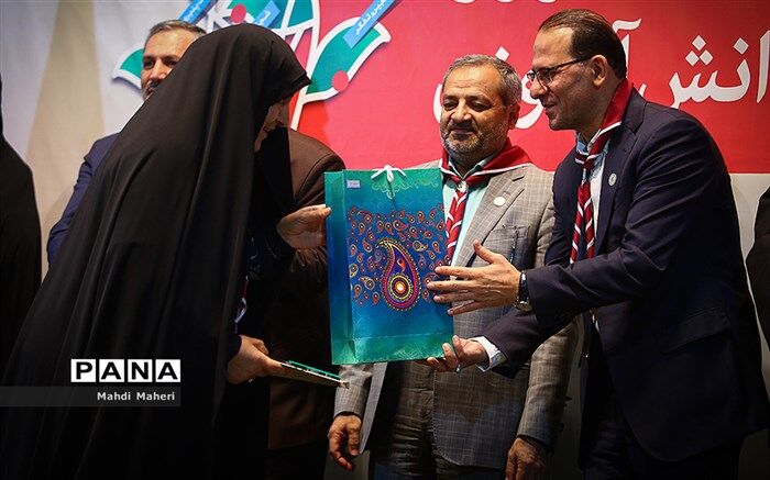 از مدیران سازمان دانش‌آموزی مناطق نوزده‌گانه شهر تهران و دانش‌آموزان پیشتاز تجلیل شد