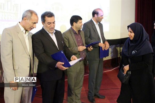 همایش تجلیل از رانندگان برتر  و عوامل اجرایی سرویس مدارس شهر شیراز