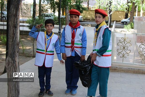 پاک سازی طبیعت توسط دانش‌آموزان پیشتاز استان یزد