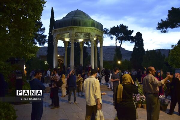 حال و هوای آرامگاه حافظ در ماه  مبارک رمضان