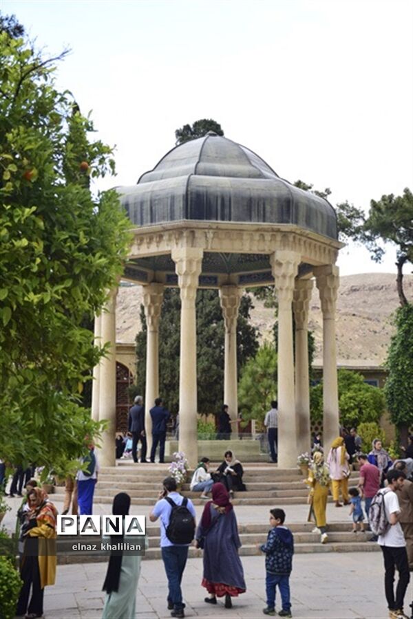 حال و هوای آرامگاه حافظ در ماه  مبارک رمضان