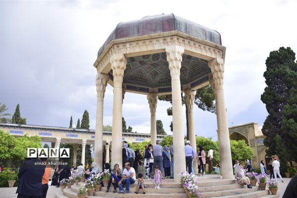 حال و هوای آرامگاه حافظ در ماه  مبارک رمضان