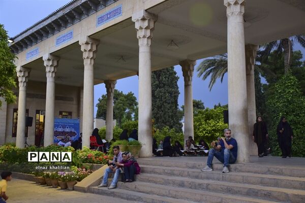 حال و هوای آرامگاه حافظ در ماه  مبارک رمضان