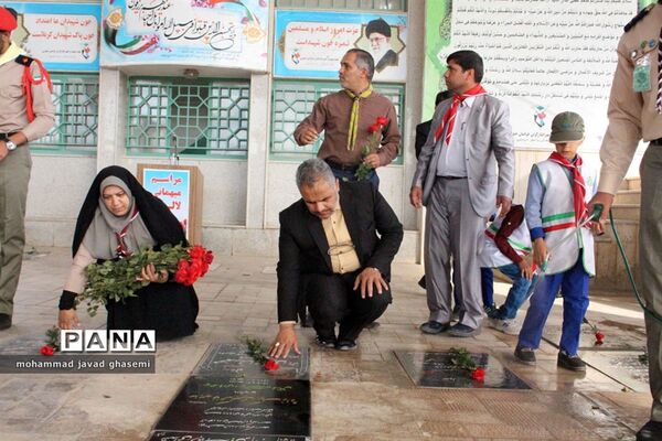 غبارروبی و عطرافشانی مزار شهدا از سوی پیشتازان و خبرنگاران پانای خراسان جنوبی