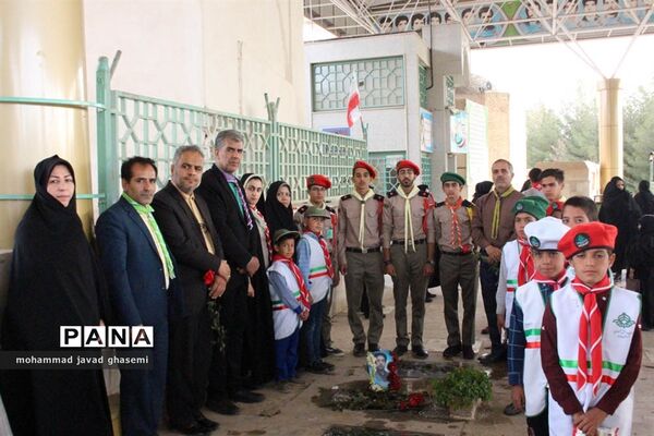 غبارروبی و عطرافشانی مزار شهدا از سوی پیشتازان و خبرنگاران پانای خراسان جنوبی