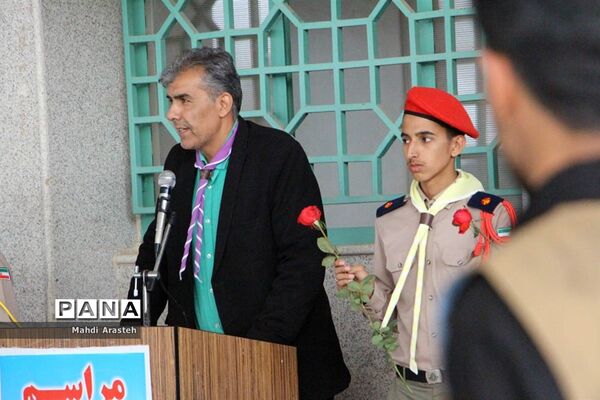 غبارروبی و عطرافشانی مزار شهدا از سوی پیشتازان و خبرنگاران پانای خراسان جنوبی