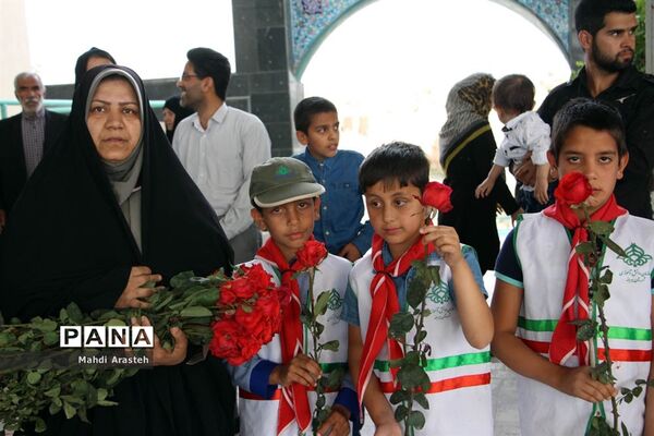غبارروبی و عطرافشانی مزار شهدا از سوی پیشتازان و خبرنگاران پانای خراسان جنوبی