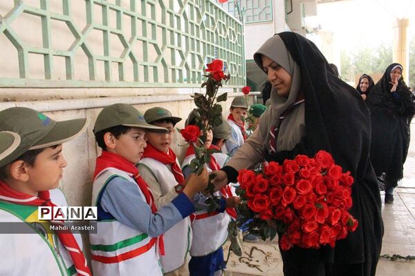 غبارروبی و عطرافشانی مزار شهدا از سوی پیشتازان و خبرنگاران پانای خراسان جنوبی