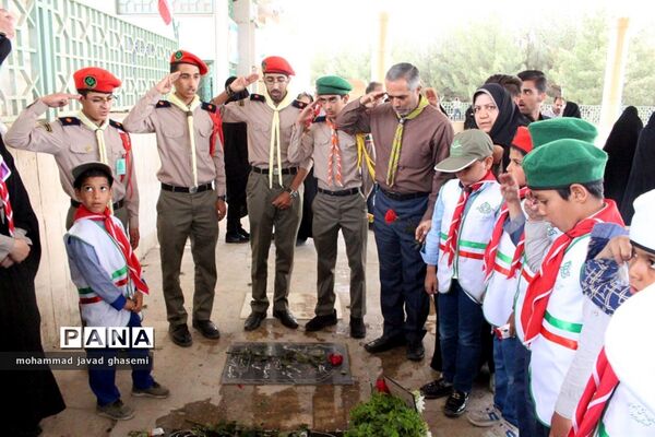 غبارروبی و عطرافشانی مزار شهدا از سوی پیشتازان و خبرنگاران پانای خراسان جنوبی