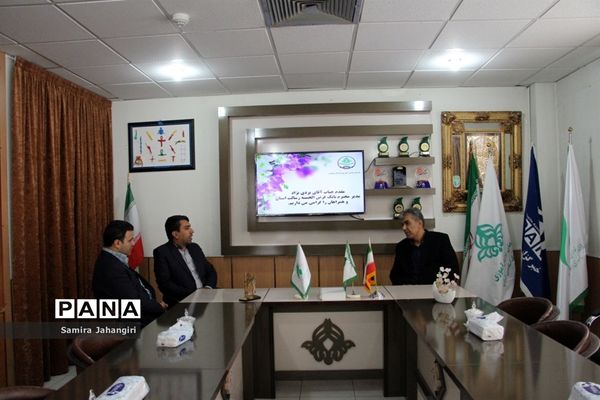 جلسه مدیران بانک قرض الحسنه رسالت بارئیس سازمان دانش‌آموزی خراسان جنوبی