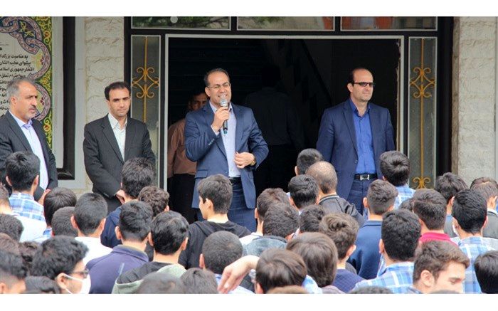 بازدید مدیرکل آموزش و پرورش استان از دبیرستان شهدای دانش آموز همدان