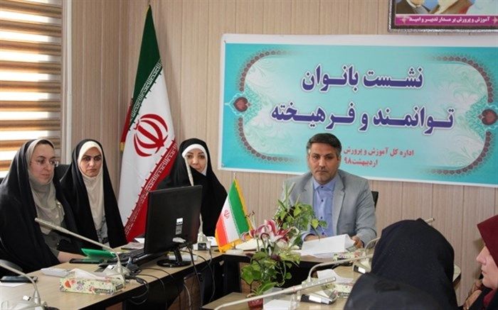 طی نشستی با بانوان فرهیخته‌ی فرهنگی دیدارگفت و گو کرد