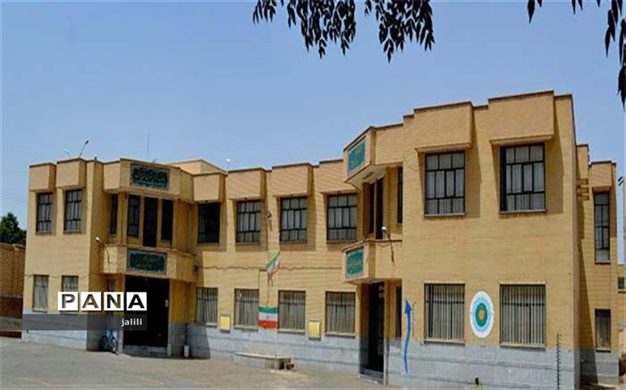 کتاب کار و پیکار در دبیرستان شهدای صنایع کرک نوش آباد رونمایی شد