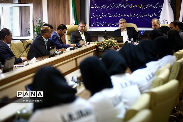 دیدار  تیم دوومیدانی دانش‌آموزی اعزامی به مسابقات جهانی با معاون تربیت بدنی آموزش و پرورش