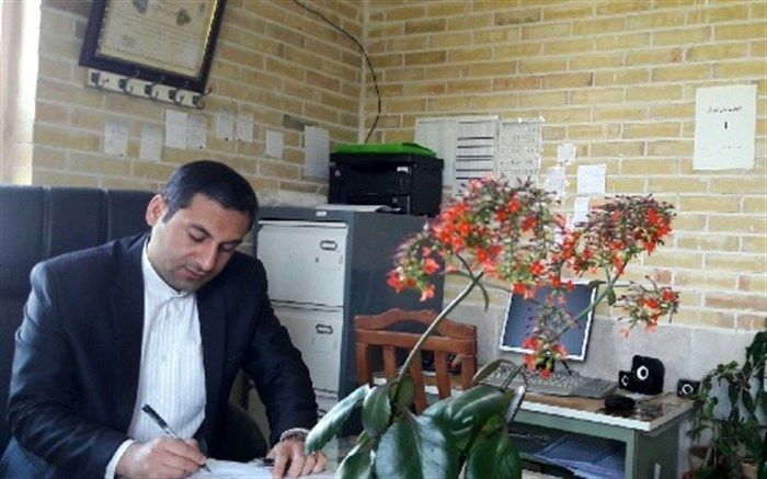 معلم قرآن ترکمانچای در کلاس درس هوشمند آموزش می دهد