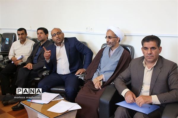 جلسه کارگروه استانی طرح و ساماندهی لباس فرم دانش آموزی