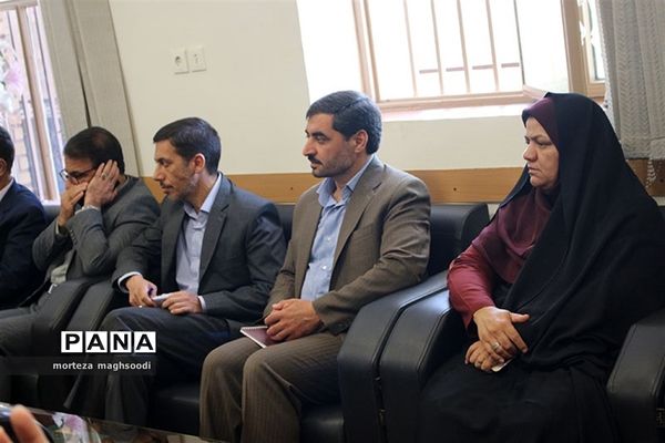 جلسه کارگروه استانی طرح و ساماندهی لباس فرم دانش آموزی