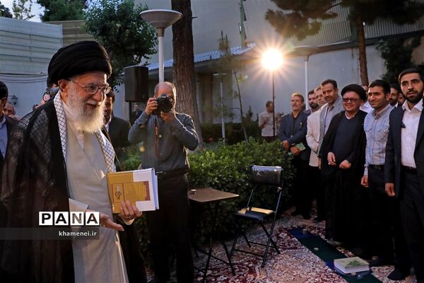 دیدار جمعی از شاعران و اهالی فرهنگ و ادب با مقام معظم رهبری