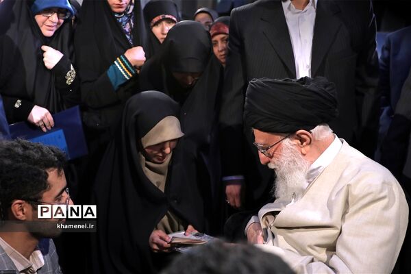 دیدار جمعی از شاعران و اهالی فرهنگ و ادب با مقام معظم رهبری
