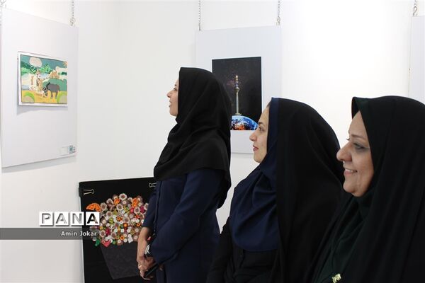 نمایشگاه آثار هنری هنرجویان گرافیک هنرستان غیردولتی نوآوران