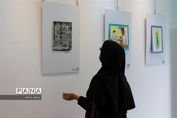 نمایشگاه آثار هنری هنرجویان گرافیک هنرستان غیردولتی نوآوران