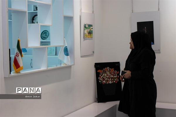 نمایشگاه آثار هنری هنرجویان گرافیک هنرستان غیردولتی نوآوران