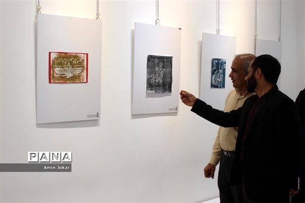 نمایشگاه آثار هنری هنرجویان گرافیک هنرستان غیردولتی نوآوران