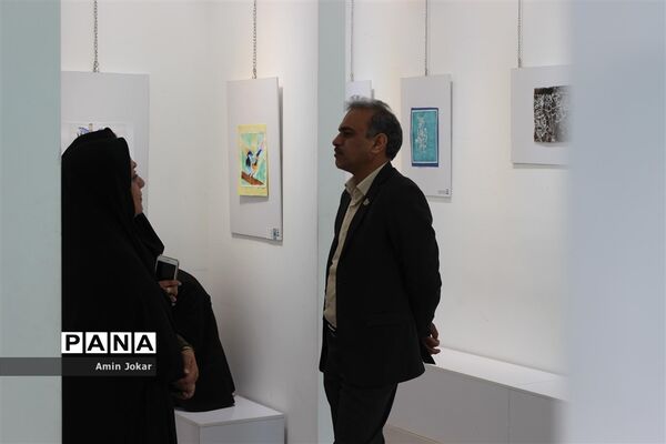 نمایشگاه آثار هنری هنرجویان گرافیک هنرستان غیردولتی نوآوران