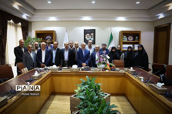 دیدار خیرین مدرسه‌ساز با رئیس سازمان برنامه و بودجه کشور