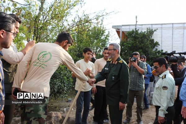 بازدید معاون وزیر کشور  و فرمانده سازمان بسیج مستضعفین کشور ازمناطق‌سیل‌زده سیمرغ