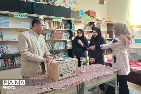 تقویت گنجینه کتابخانه مدرسه توحید یک با هدیه ای از جنس دانایی