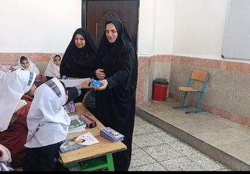 توزیع شیر رایگان در بین دانش‌آموزان معمولان