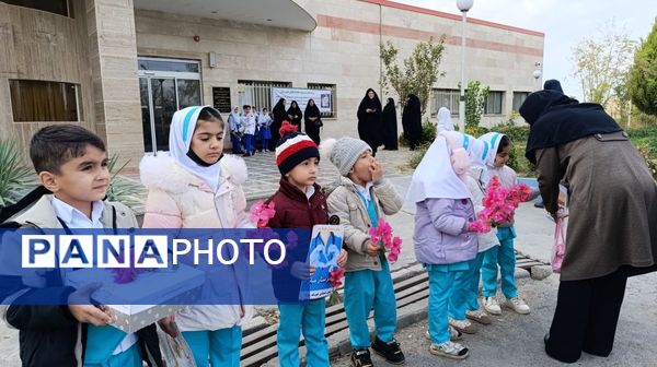 اهدای گل توسط دانش‌آموزان به پرستاران به مناسبت روز پرستار 