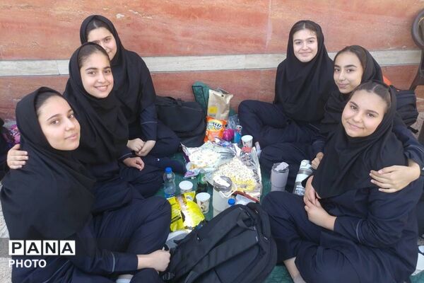 تپش زندگی در بین دانش‌آموزان دبیرستان عفت آهنگری 