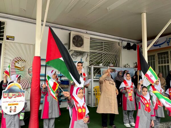 دانش‌آموزان دبستان دخترانه شاهد محمودآباد شعار مرگ بر اسرائیل سردادند
