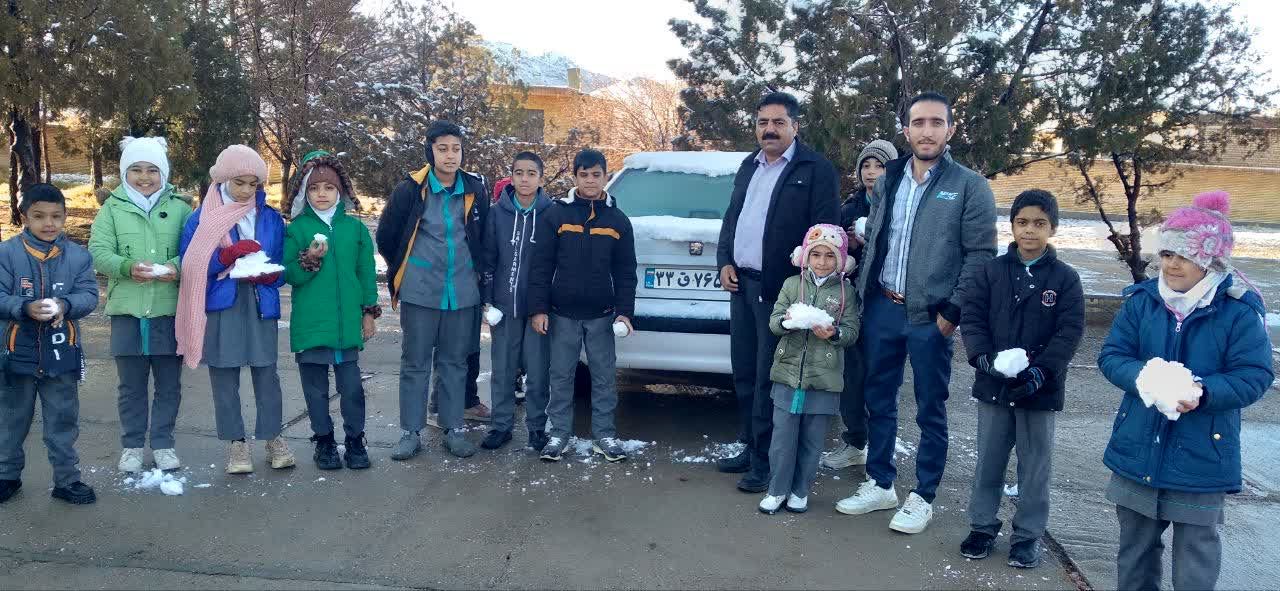 بارش برف، زنگ شادی را در مدرسه عشایری ابن مظاهر به صدا در آورد