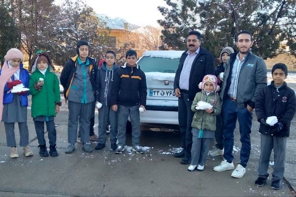 بارش برف، زنگ شادی را در مدرسه عشایری ابن مظاهر به صدا در آورد
