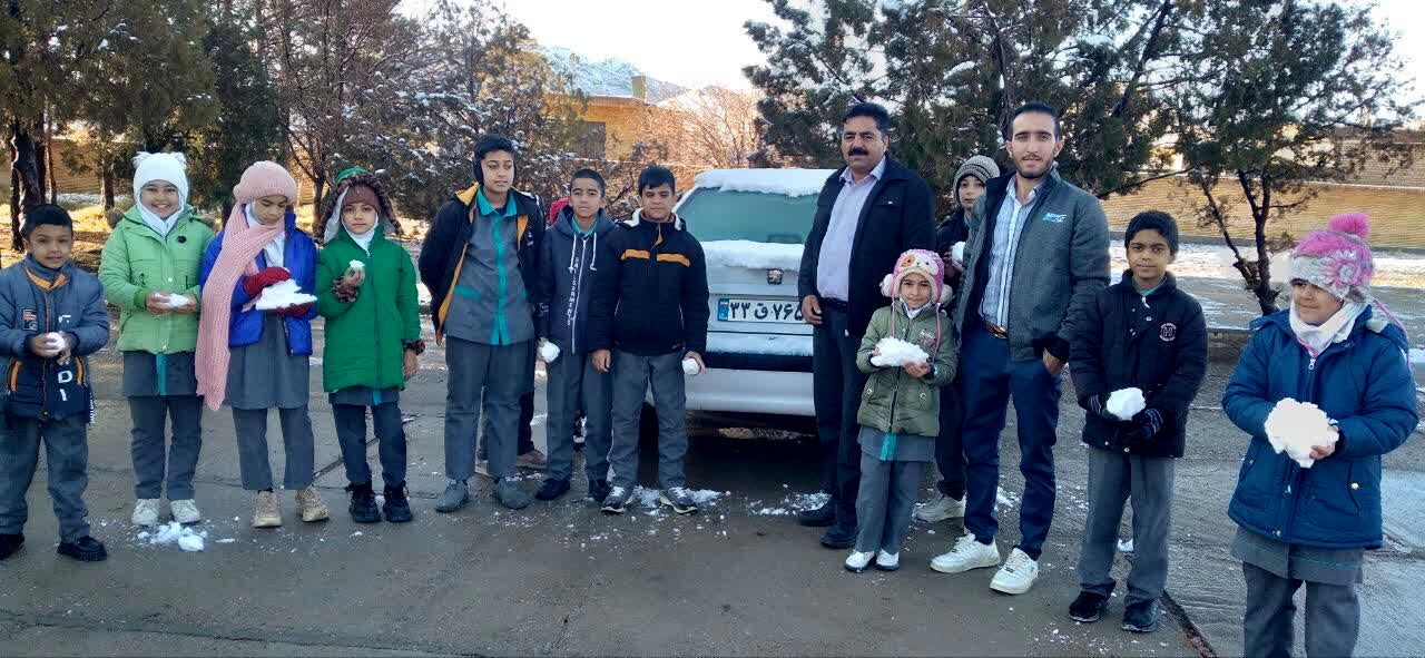 بارش برف، زنگ شادی را در مدرسه عشایری ابن مظاهر به صدا در آورد