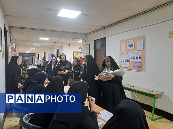 حضور مسئولان و مردم انقلابی شهرستان ملارد در پای صندوق‌های رأی